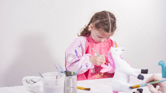 小女孩画纸木头雕像带有丙烯涂料的小姑娘在家庭图片