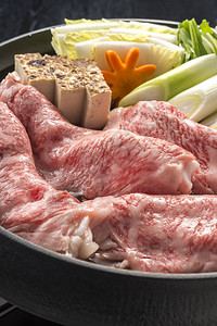 美味的牛肉寿喜烧锅图片