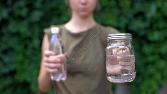 女士们把玻璃杯拿给照相机看图片