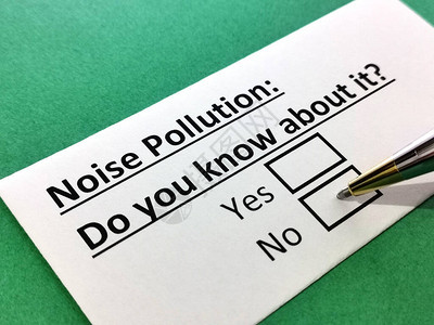 一个人正在回答关于噪音污染的问题图片