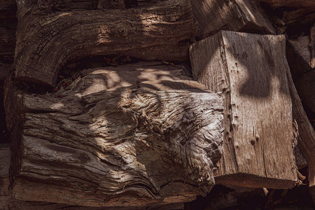 阳光下不均匀开裂木材的打结木材表面纤维结构的粗糙木质纹理带复制空间的图片