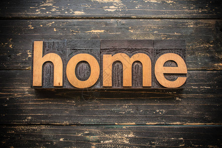 home这个词是用古老的木质纸印刷写在古老图片素材