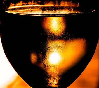 冰冷的葡萄酒杯中图片