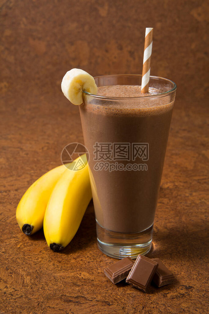巧克力香蕉冰淇淋在玻璃杯里配有棕图片