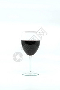 红色葡萄酒杯纯白背景有复制空间背景图片