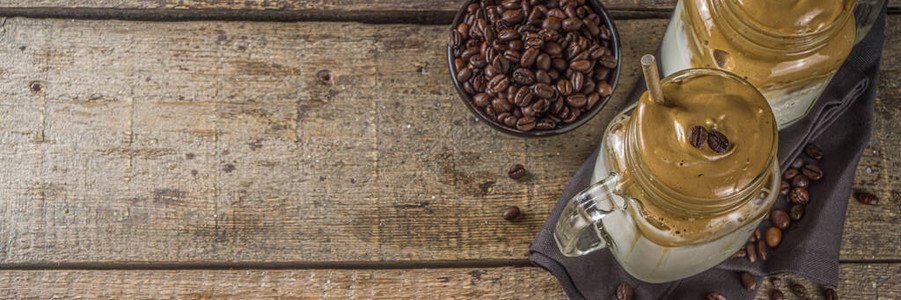 dalgona咖啡用冷牛奶和糖搅打的速溶咖啡饮料松软的奶油生咖啡饮料图片