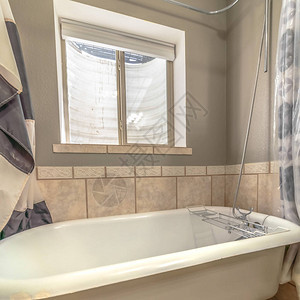方形浴室内的浴缸和淋浴间特写图片