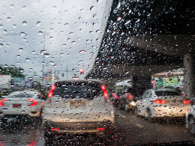 路透车窗有雨滴的汽车窗口在图片