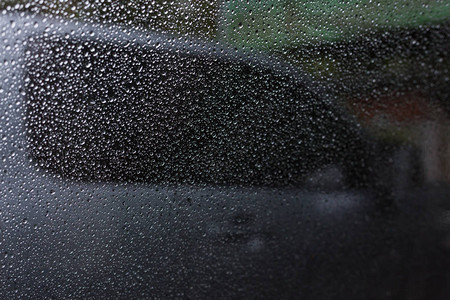 下雨天堵车窗车上雨滴图片