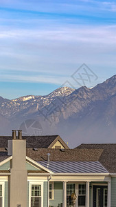 垂直框架阳光照射在美丽住宅的外部背景是崎岖的山脉图片