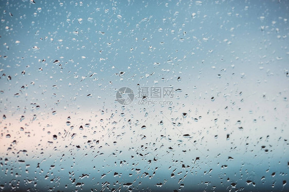 窗户上有雨滴玻璃上有水跑着图片