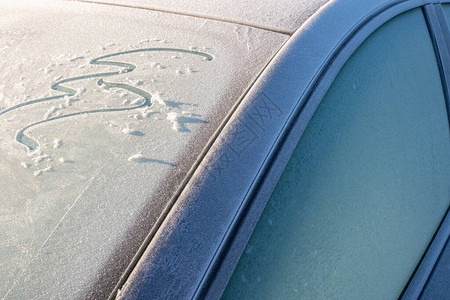 冰冻的汽车挡风玻璃在冬天图片