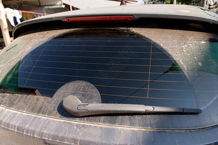 用带雨刷的后玻璃关闭汽车的脏污挡风玻璃脏图片