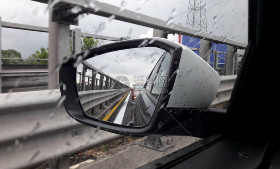 在雨中乘车旅行图片