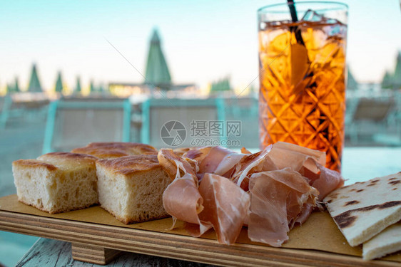 著名的鸡尾酒配起泡酒和橙味利口酒图片