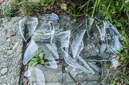 碎玻璃背景碎玻璃,照片  |砖砖楼多层的破碎玻璃玻璃窗口细节照片