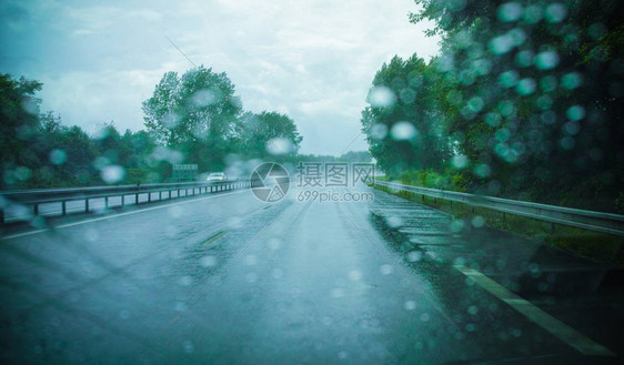 雨中驾驶雨中的汽车和道路通过前窗图片