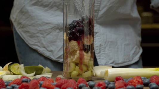 热水加香蕉黑莓和菜切片混合玻璃的搅拌机杯中冷水图片