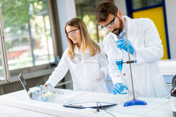 研究人员在实验室的分液漏斗中图片