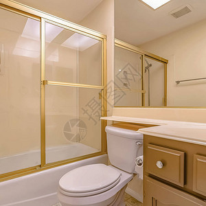 浴缸和淋浴间有一扇玻璃门图片