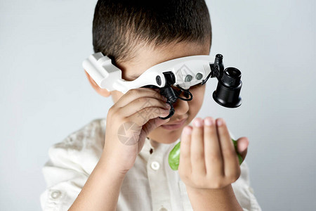 一个头部放大眼镜耳机的男孩学习了难以想象的黏液化学对于年长的孩子来说图片