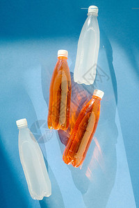 蓝色背景上是橙色和白色的苏打水塑料瓶图片