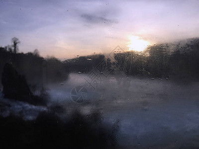 透过雾蒙的窗户欣赏美景图片