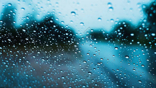 暴雨后车窗玻璃上的水滴街道背景模图片