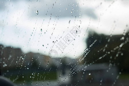 窗玻璃上的雨滴特写背景图片