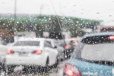 雨天透过车窗的街景图片