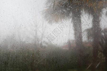 玻璃屋窗户上的雨滴纹理绘制了雨季家庭自图片