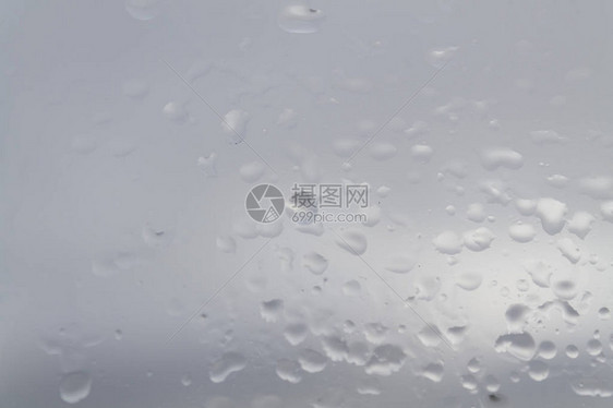 玻璃上的雨滴图片