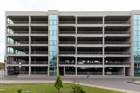 多层楼公园在豪华住宅区有玻璃图片