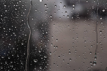 窗上的雨滴下雨天暗色调浅景深图片
