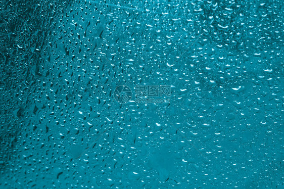 玻璃上的雨水图片
