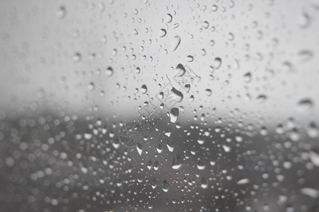 雨滴落在窗户上下雨天浅景深背景图片