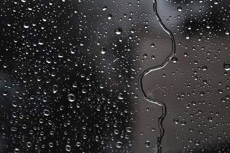 照片  |窗上的雨滴下雨天暗色调浅景深504041479照片  |背景由具有不