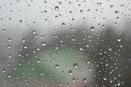 雨滴落在窗户上下雨天浅景深图片