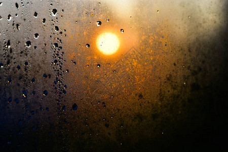 阳光下雾化玻璃上的水滴图片