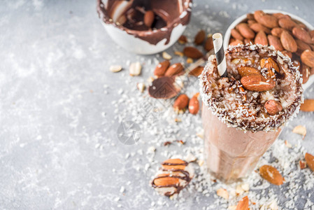 Vegan杏仁和椰子巧克力冰淇淋灰图片