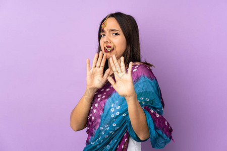 与紫色背景隔离的印度女青年神经紧张图片