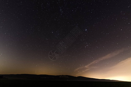 日落后有五颜六色的星空的山图片