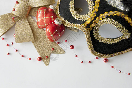 圣诞装饰以彩色纸面背景的嘉年华面罩遮盖图片