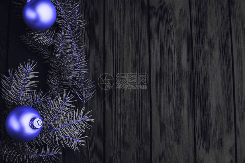 圣诞或新年玩具装饰金球和毛皮树枝质朴的木质背景顶视图复制空间2020年度代表色经典蓝时尚的pantone图片