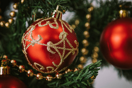 圣诞树装饰品和球细节图片