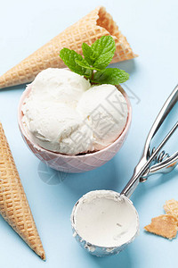 香草冰淇淋勺和华夫蛋筒背景图片