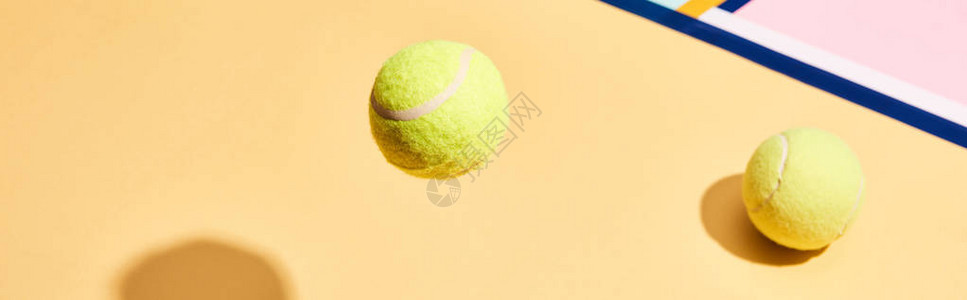 两个网球阴影在多彩背景和蓝线的阴影图片