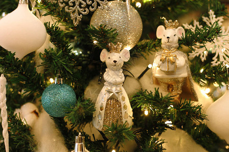 装饰着蓝色和白色玩具的圣诞树图片