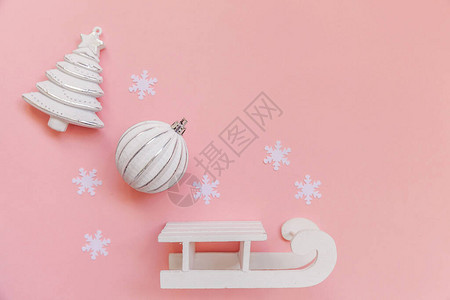 冬季装饰球螺旋树图片