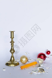 跌落和破碎的红色和银色圣诞小玩意和青铜烛台的正面图图片